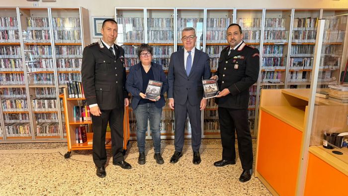 Libri storici dei carabinieri donati alla biblioteca di Cossato