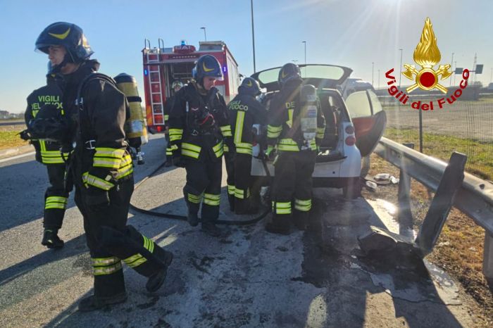 Auto va a fuoco a Carisio: sul posto i vigili del fuoco