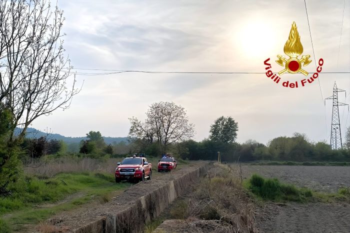 Incendio masserizie a Trino: vigili del fuoco sul posto