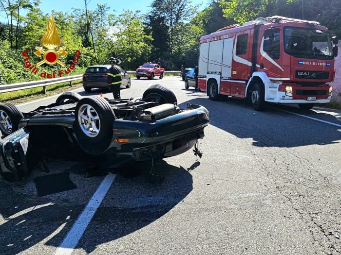 Auto si ribalta sulla Cremosina: ferito il conducente