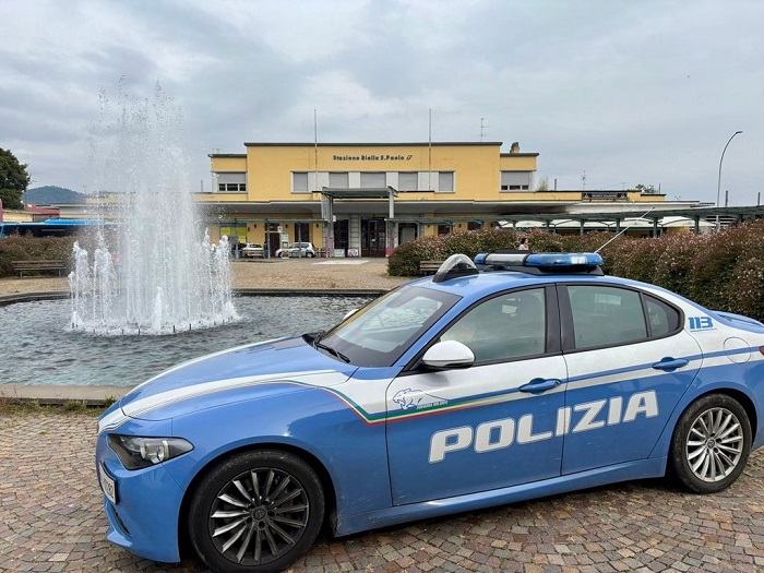 Evade da casa, ruba una borsa e un'auto per andare a mangiare un kebab
