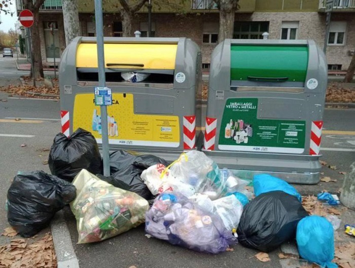 Il vicino gli mette l'immondizia davanti al box auto