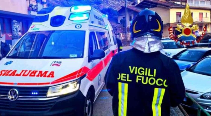 Vigili del fuoco salvano una persona anziana colpita da un malore