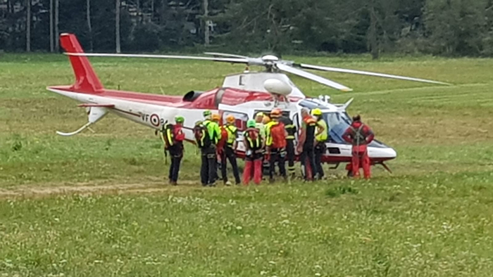 elicottero vigili fiuoco prato uomini