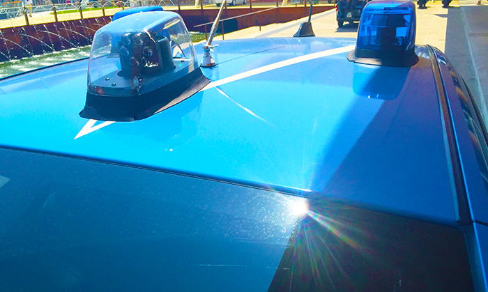 polizia auto lamperggianti giorno