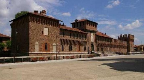 Galliate,  riprendono le visite guidate al Castello